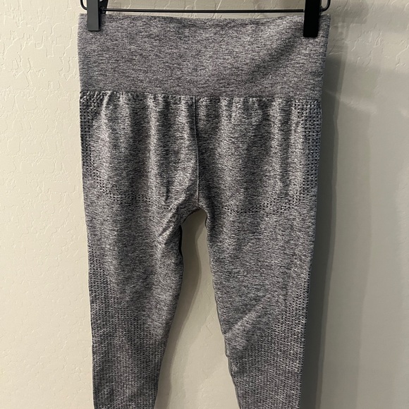 Gymshark, two piece aleisure wear set - Picture 8 of 9